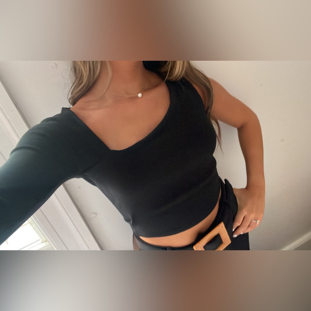 Black clique one sleeve shoulder